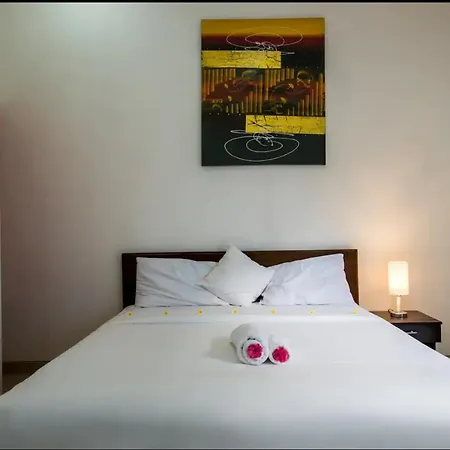 Canggu Ocean House Purple, Shared Pool - By Walk To The Beach!