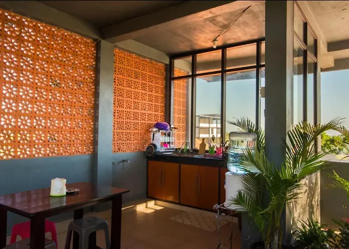 Canggu Ocean House Purple, Shared Pool - By Walk To The Beach! 3* Canggu (Bali)