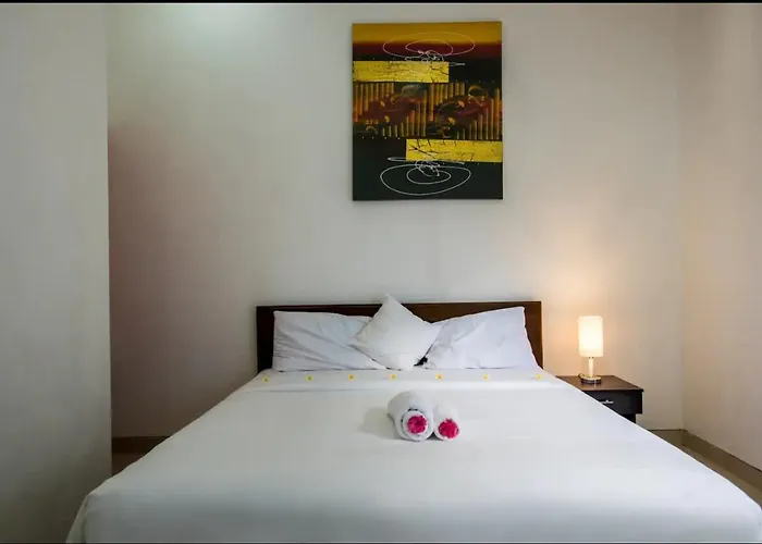 Canggu Ocean House Purple, Shared Pool - By Walk To The Beach! 3* Canggu (Bali)